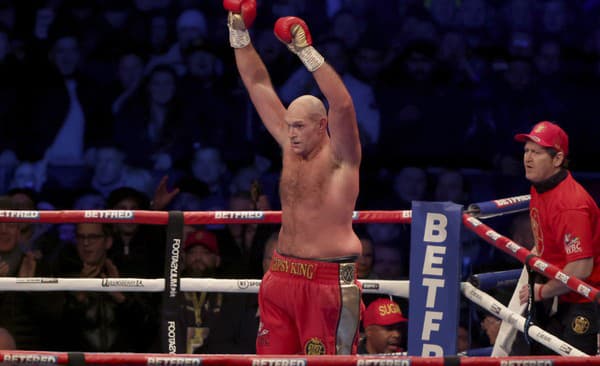 Na snímke britský boxer Tyson Fury oslavuje obhajobu titulu majstra sveta organizácie WBC v ťažkej váhe.