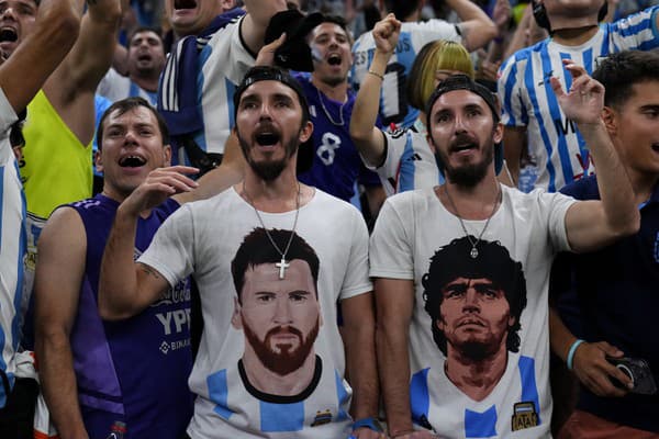 Na snímke fanúšikovia Argentíny v dresoch s portrétmi Diega Maradonu a Lionela Messiho pred zápasom semifinále MS 2022 vo futbale Argentína - Chorvátsko.