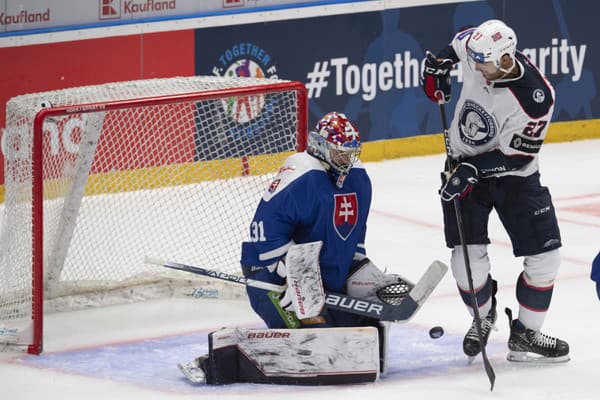 Na snímke vľavo brankár Samuel Hlavaj (Slovensko) a vpravo Andreas Martinsen (Nórsko).