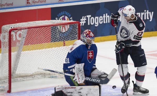 Na snímke vľavo brankár Samuel Hlavaj (Slovensko) a vpravo Andreas Martinsen (Nórsko).