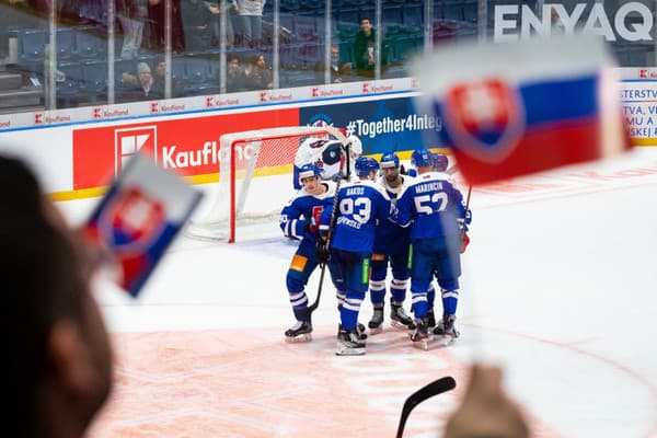 Slovenskí hokejisti oslavujú gól do siete Nórska. 