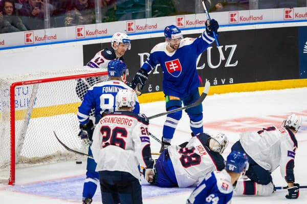 Slovenskí hokejisti oslavujú gól do siete Nórska. 