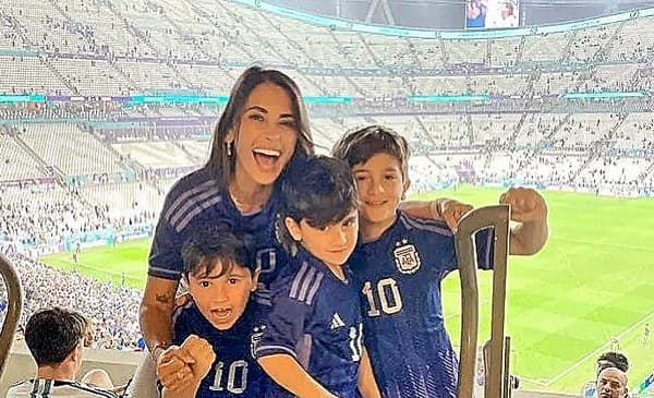 Antonella so synmi Mateom, Thiagom a Cirom na finálovom zápase určite nebude chýbať.