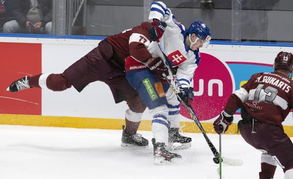 Na snímke uprostred Maroš Jedlička (Slovensko),  vľavo Kristaps Roberts Zile a vpravo Rihards Bukarts (obaja Lotyšsko) bojujú o puk počas zápasu Vianočného Kaufland Cupu Slovensko - Lotyšsko,