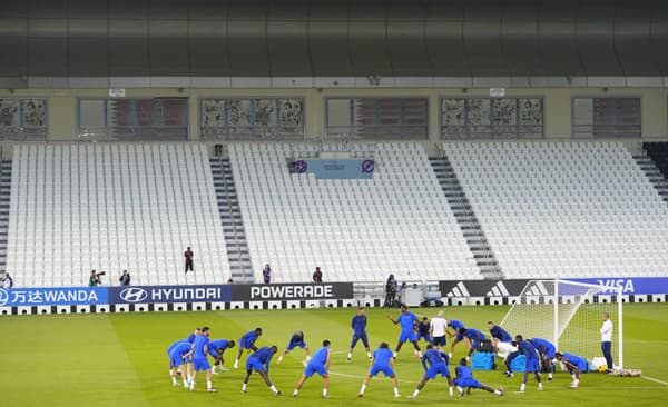 Futbalisti Francúzska sa rozcvičujú počas tréningu v predvečer finálového zápasu Argentína - Francúzsko na majstrovstvách sveta vo futbale.