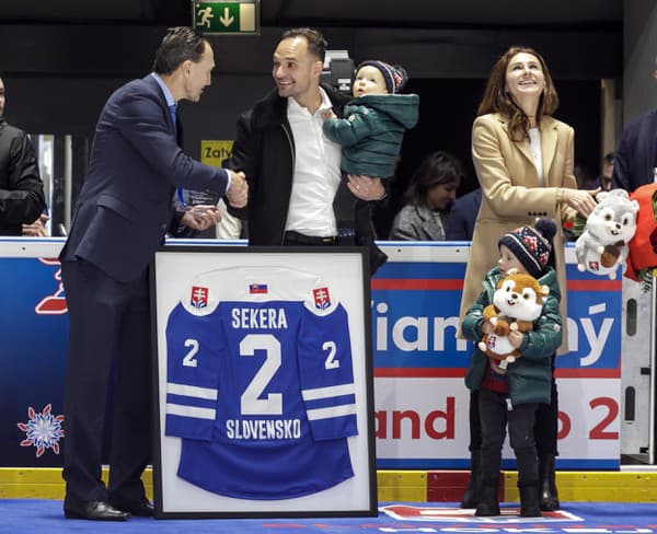 NA PAMIATKU: Od šéfa zväzu Šatana dostal Andrej dres. Prizerala sa jeho rodinka.