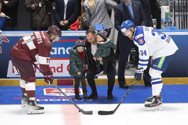 Sekerovi robila spoločnosť počas slávnostného ceremoniálu manželka Katka a obaja synovia Marko (3) i Alex (1).