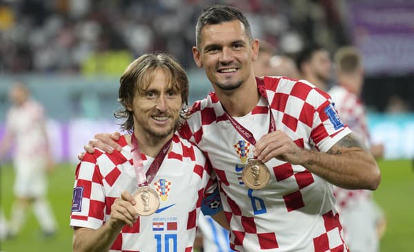 Kapitán chorvátskeho futbalového tímu Luka Modrič (vľavo) pokračuje aj v 37 rokoch v národnom tíme. 