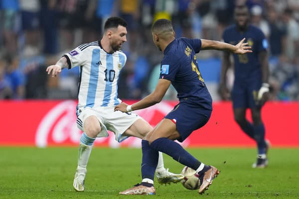 Lionel Messi v súboji s Kylianom Mbappem vo finále MS 2022.