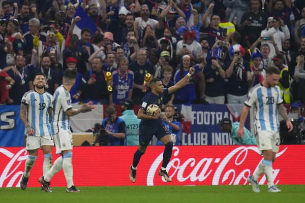 Kylian Mbappe oslavuje gól počas finále MS 2022 v Katare.