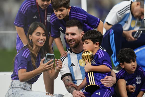 Lionel Messi v obklopení najbližších oslavuje triumf na majstrovstvách sveta v Katare.