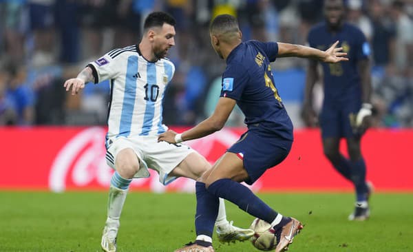 Lionel Messi v súboji s Kylianom Mbappem vo finále MS 2022.