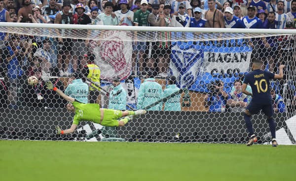 Najlepší strelec MS Kylian Mbappé premieňa pokutové kopy vo finále proti Argentíne.
