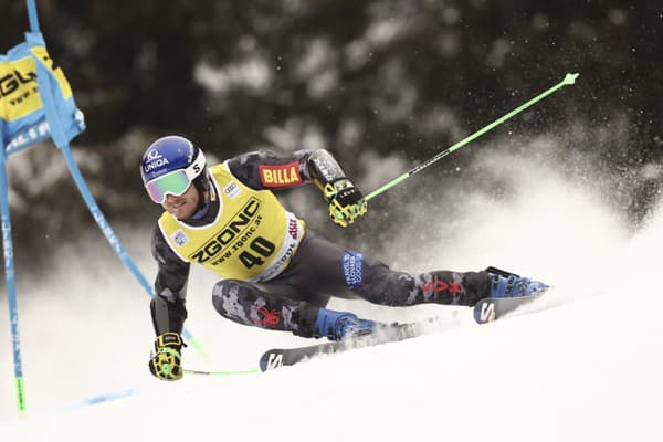 Slovenský lyžiar Adam Žampa na trati počas 1. kola obrovského slalomu Svetového pohára v talianskej Alta Badii.