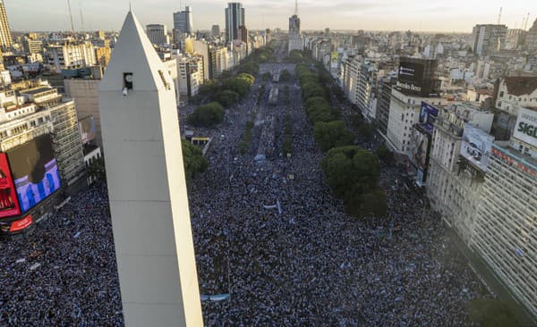 Zaplnené ulice hlavného mesta Argentíny - Buenos Aires.