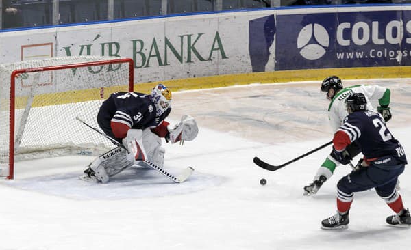 Na snímke zľava brankár Jared Coreau (Slovan), Tomáš Klempa (Nové Zámky) a Brant Harris (Slovan).