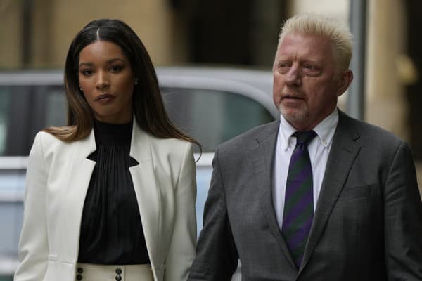 Trojnásobný wimbledonský šampión Boris Becker (54) s partnerkou. 