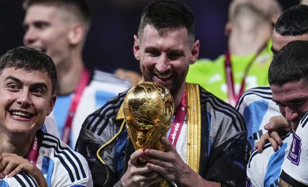 Argentínsky kapitán Lionel Messi drží v rukách trofej pre majstrov sveta.