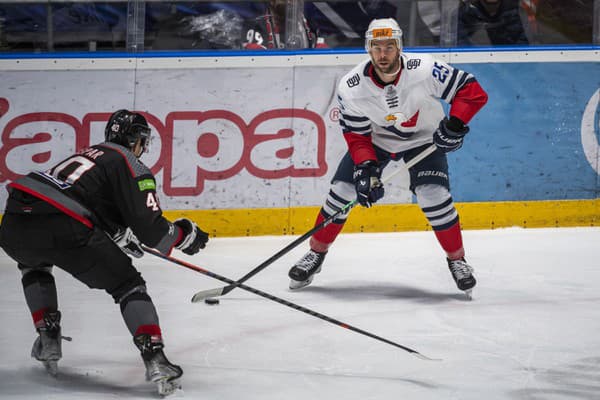 Na snímke zľava Rastislav Gašpar (Banská Bystrica) a William Rapuzzi (Slovan) počas 25. kola hokejovej Tipos extraligy HC Slovan Bratislava - HC '05 Banská Bystrica.