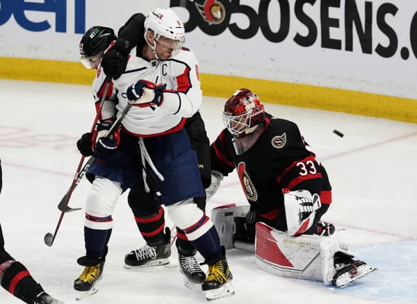 Útočník Alexander Ovečkin (v strede) z Washingtonu Capitals vytvoril nový rekord NHL s 6211 strelami, čím prekonal historický zápis Raya Bourquea.