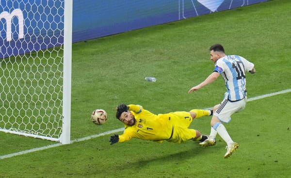 Moment, keď Messi strieľa tretí gól Argentíny vo finále MS proti Francúzsku.