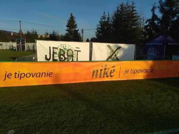 Neznámy vandal grafitmi poškodil štadión Prešova v Ličartovciach. 
