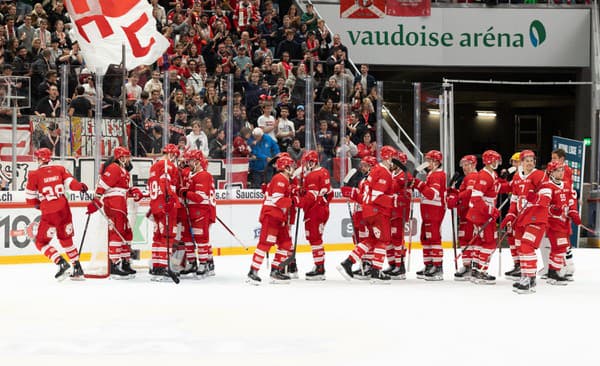 Slovenský hokejista Richard Pánik (tretí sprava) skóroval v stretnutí najvyššej švajčiarskej súťaže, ani jeho gól však nezabránil prehre Lausanne HC .