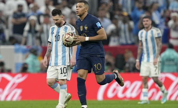  Futbalista Francúzska Kylian Mbappe (vpravo) beží s loptou okolo kapitána Argentíny Lionela Messiho po strelení gólu.
