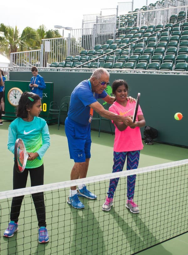 Bollettieri sa trpezlivo venoval deťom nielen na Floride, ale po celom svete.