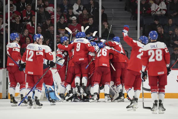  Na snímke českí hokejisti oslavujú víťazstvo nad Kanadou 5:2.