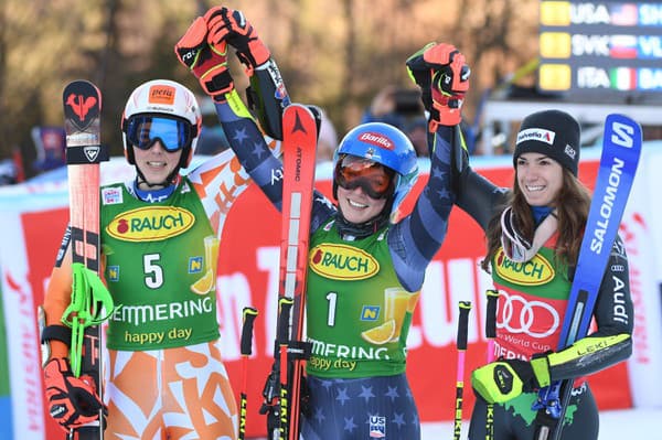 Na snímke zľava druhá slovenská lyžiarka Petra Vlhová, víťazná Američanka Mikaela Shiffrinová a tretia Marta Bassinová z Talianska po 2. kole obrovského slalomu žien Svetového pohára v alpskom lyžovaní v rakúskom Semmeringu.