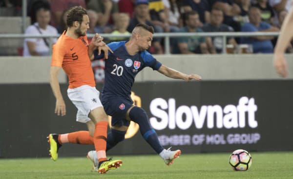 Na archívnej snímke Daley Blind (vľavo) bráni slovenského reprezentanta Róberta Maka.