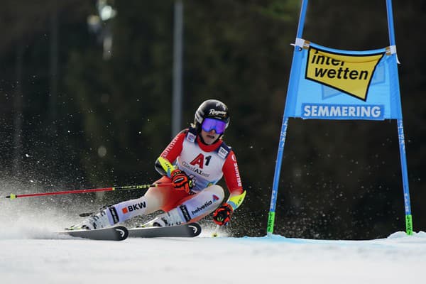 Švajčiarka Lara Gutová-Behramiová na trati 1. kola obrovského slalomu.