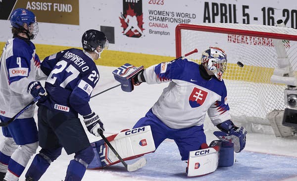 Slovenský brankár Patrik Andrisík (vpravo) inkasuje gól v zápase základnej B-skupiny Fínsko - Slovensko.