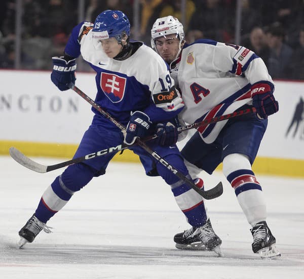 Slovenský hokejista Samuel Honzek (vľavo) a hráč USA Tyler Boucher bojujú o puk v zápase základnej B-skupiny Slovensko - USA.