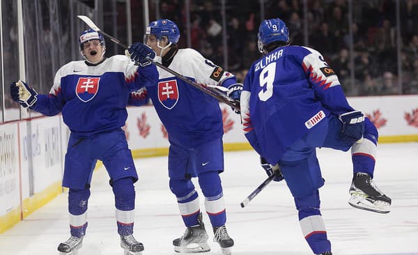 Slovenskí hokejisti zľava Peter Repčík, Jozef Kmec a Adam Žlnka sa tešia po strelení gólu v zápase.