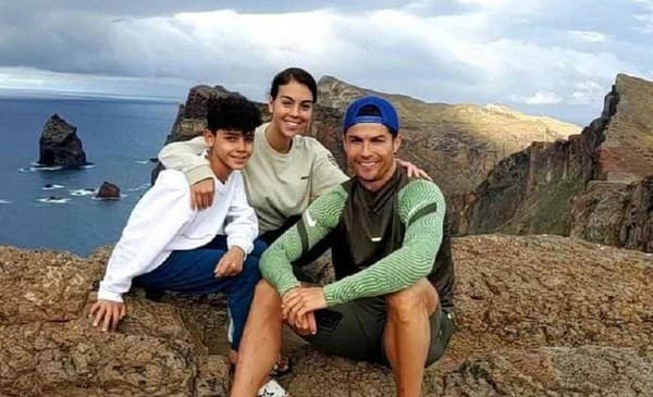 Cristiano Ronaldo s partnerkou a najstarším synom.