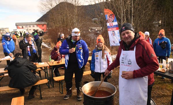 Na snímke Miroslav Lledecký, šéf fanklubu slovenskej lyžiarky Petry Vlhovej, varí guláš pre slovenských fanúšikov.