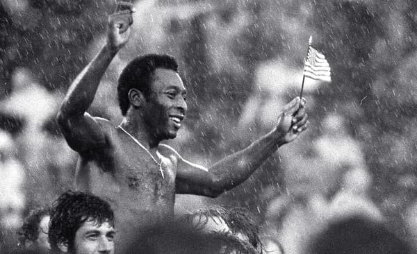 Legendárny Pelé po dlhom boji podľahol rakovine vo veku 82 rokov. 