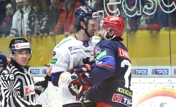 Ben Berker (Poprad) a Chris Langkow (Zvolen) počas zápasu HKM Zvolen - HK Poprad