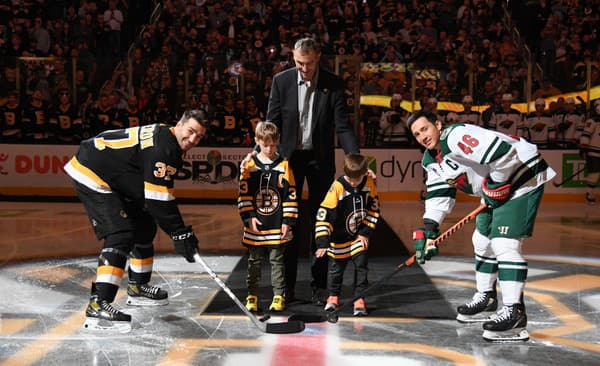 Zdeno Chára hodí úvodné buly Winter Classic.