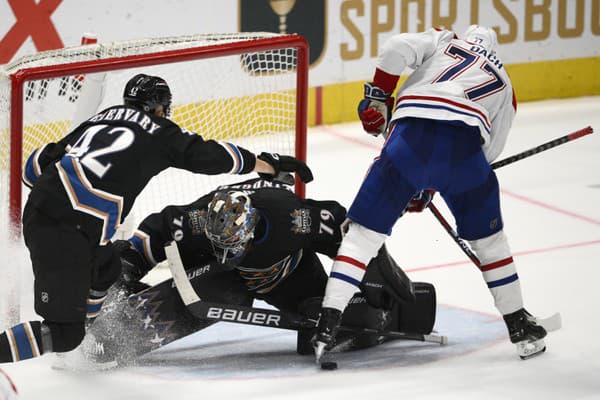 Martin Fehérváry (Washington) bráni proti Kirbymu Dachovi (Montreal).