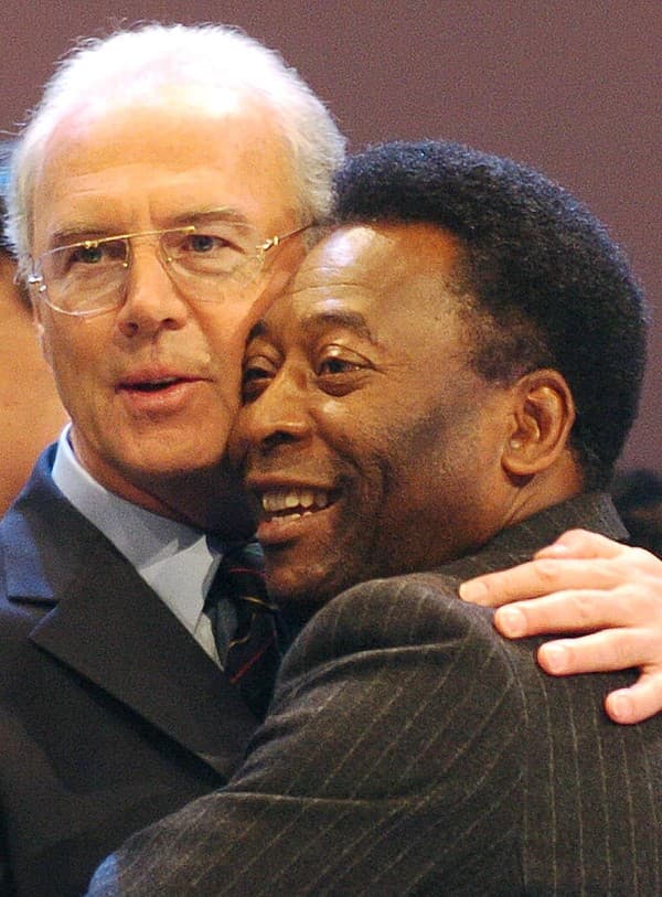 Futbalové legendy Franz Beckenbauer a Pelé.