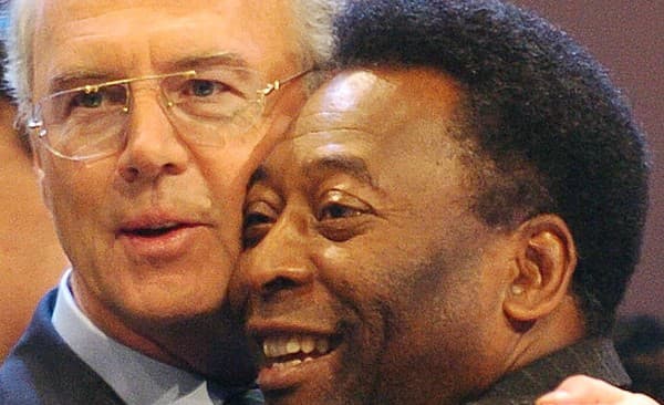 Futbalové legendy Franz Beckenbauer a Pelé.