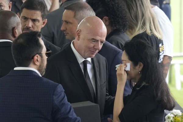 Šéf Medzinárodnej futbalovej federácie (FIFA) Gianni Infantino a Marcia Aokiová, vdova po zosnulom brazílskom futbalovom velikánovi Pelém.