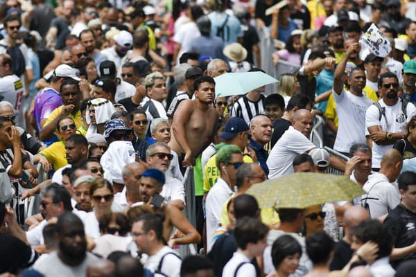 Ľudia stoja v rade, aby vzdali poslednú úctu zosnulému brazílskemu futbalovému velikánovi Pelému.