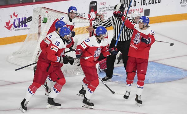 Český hokejista Petr Hauser (druhý vpravo) sa teší z gólu so spoluhráčmi.