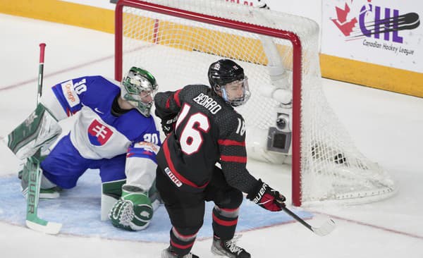 Kanadský hokejista Connor Bedard sa teší po góle slovenskému brankárovi Adamovi Gajanovi vo štvrťfinále majstrovstiev sveta do 20 rokov.