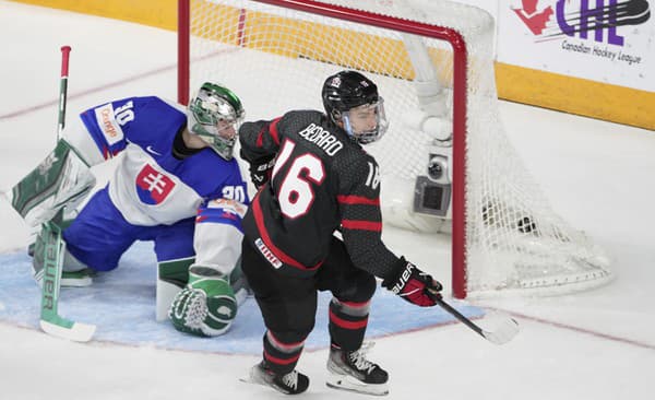 Kanadský hokejista Connor Bedard sa teší po góle slovenskému brankárovi Adamovi Gajanovi vo štvrťfinále majstrovstiev sveta do 20 rokov.