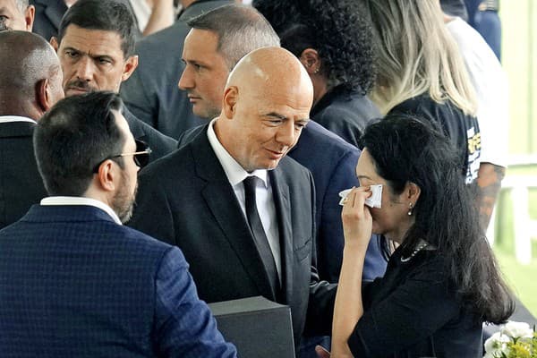 Šéf FIFA Infantino utešuje Pelého manželku.